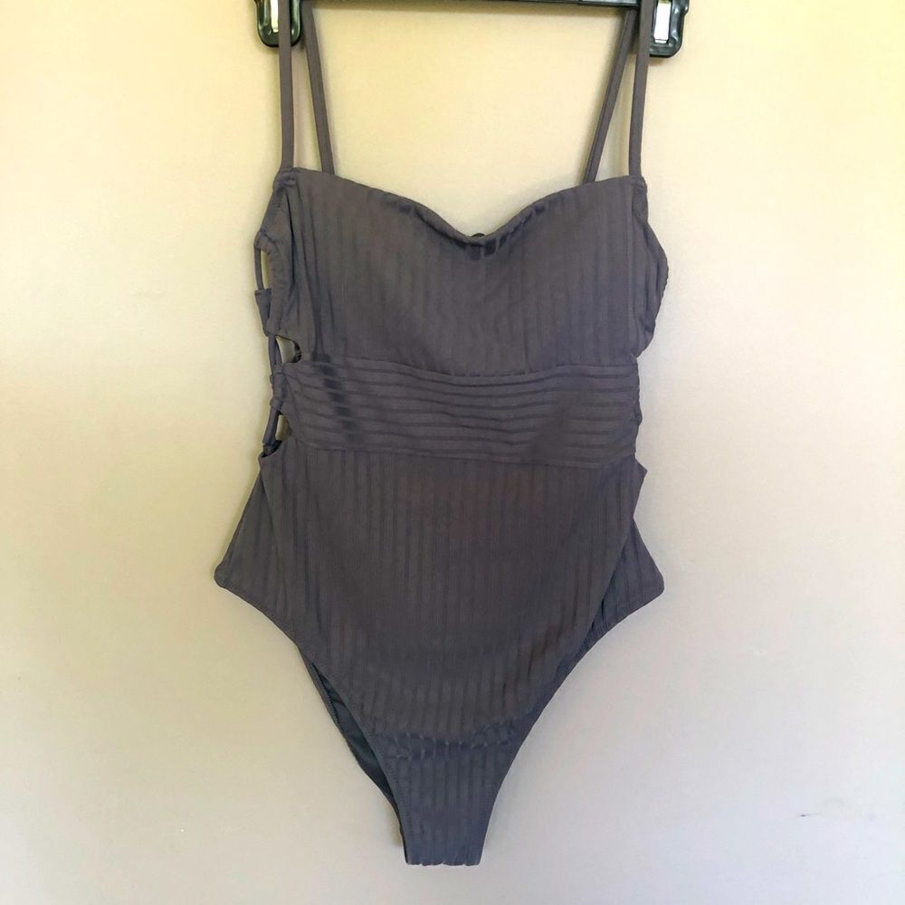 Shade & Shore M swimsuit, adjustable sides and straps, flattering rib design